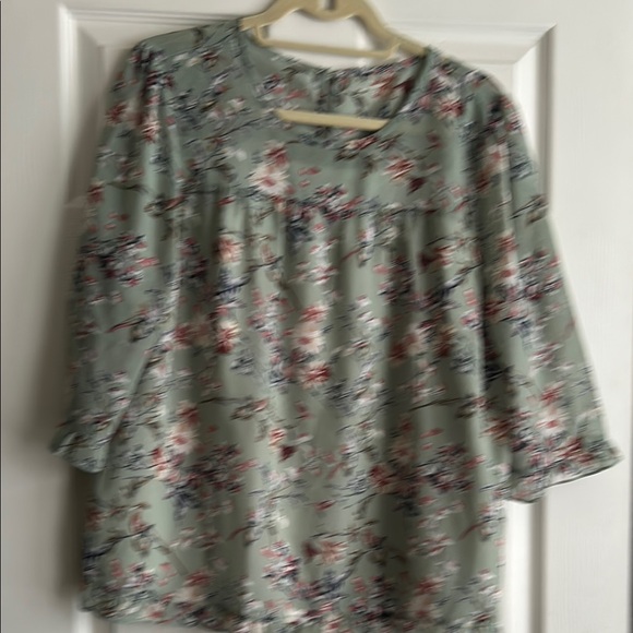 Floral Print Blouse this blouse also has a lining in it - Picture 1 of 3